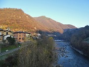 14 Dul ponte nuovo di Zogno sguardo sul Brembo verso Tre Fontane col sole in arrivo